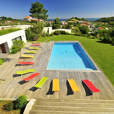 Saint-jean-de-luz Sleeps 12 Pool Air Con Wifi Vila